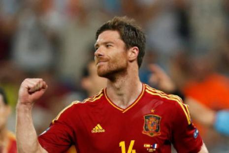  ألونسو بطل هدفي اسبانيا (رويترز)   