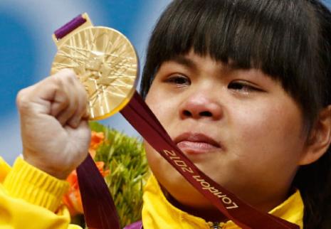 تشينشانلو تبكي وهي تحمل ذهبية وزن دون 53 كلغ في رفع الأثقال (رويترز)  
