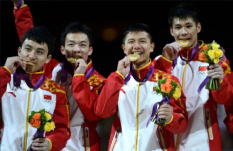 الفريق الصيني محتفلاً بذهبية الجمباز (رويترز) 
 
