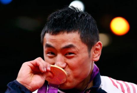 سونغ يقبّل ذهبية وزن دون 90 كلغ في الجودو (رويترز) 