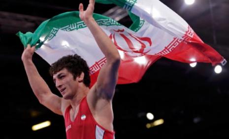 الإيراني سوريان ريحان بور محتفلاً بذهبية وزن 55 كلغ في المصارعة اليونانية الرومانية (تورو هاناي ــ رويترز)