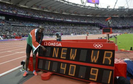   الكيني ديفيد روديشا أمام رقمه القياسي العالمي في سباق 800 م (أدريان دينيس ــ أ ف ب)
