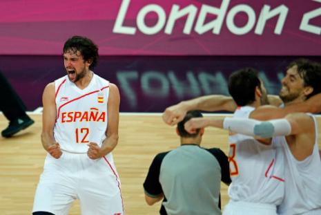 من احتفالات منتخب اسبانيا بالتأهل الى نهائي كرة السلة (رويترز) 