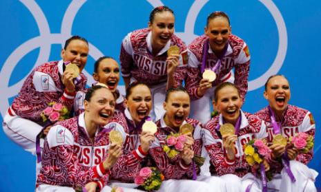 سيدات روسيا يحتفلن بذهبية الباليه في السباحة الايقاعية (رويترز)
