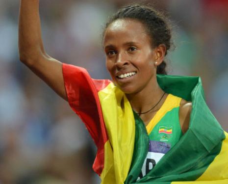 الاثيوبية ميزيريت ديفار بعد فوزها بذهبية سباق 5 الاف م (أ ف ب)