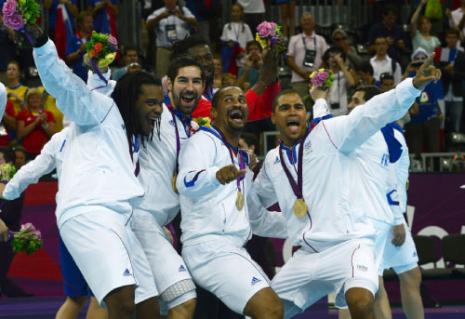 لاعبو فرنسا يحتفلون بذهبيّتهم في كرة اليد (أ ف ب) 
 
