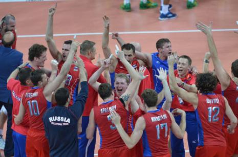 فرحة المنتخب الروسي بذهبية الكرة الطائرة (أ ف ب)  
