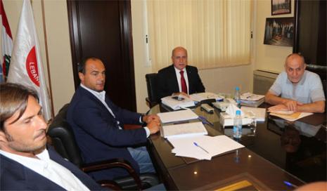 المدرب جيانيني مع الرئيس هاشم حيدر والأمين العام جهاد الشحف خلال زيارته الإتحاد أمس (عدنان الحاج علي