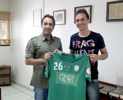 راموس حاملاً قميص الأنصار بعد توقيعه العقد مع رئيس النادي نبيل بدر
