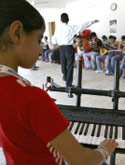 عراقيّون يتدرّبون على آلاتهم الموسيقيّة في أربيل الشهر الماضي (س. حامد ـــ أ ف ب)