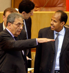 موسى ومحمود علي يوسف خلال جلسة الوزراء العرب في القاهرة أمس (عمرو نبيل ـــ أ ب)