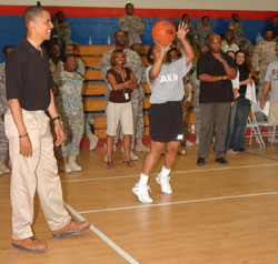 أوباما يلعب كرة السلّة مع جنود أميركيين في الكويت (أ ب)