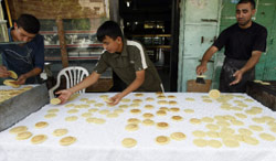 يعدّون حلويات ما بعد الإفطار في غزة (محمد عبد ــ أ ف ب)