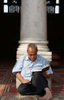مصري يقرأ القرآن في احد مساجد القاهرة (ناصر نوري - رويترز)