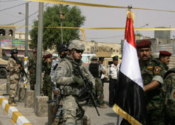 جنود أميركيون وعراقيون خلال إعادة افتتاح شارع الرشيد وسط بغداد أمس (خالد محمد ـــ أ ب)
