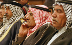 شيوخ عشائر جنوب شرق بغداد يستمعون لخطاب المالكي الأسبوع الماضي (محمد جليل ـــ أ ب)