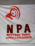 لافتة للحزب الجديد المعادي للرأسمالية في باريس أمس (شارلز بلاتيو ــ رويترز)