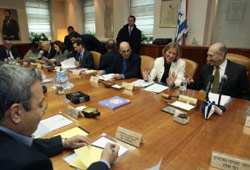 اجتماع الحكومة الإسرائيلية في القدس المحتلة أول من أمس (رونين زفولين - رويترز)