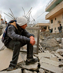 مقدسي يجلس على ركام منزله الذي دمرته قوات الاحتلال أول من أمس (تارا تودراس - أ ب)