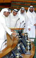 نواب كويتيون داخل البرلمان أمس (ياسر الزيات - أ ف ب)