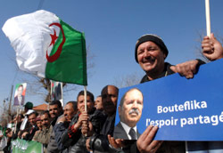 مناصرون لبوتفليقة في باتنا شرق الجزائر أمس (أ ب)