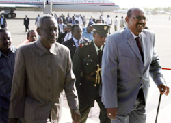 البشير في مطار الخرطوم لدى عودته من زيارته إلى أريتريا أمس (عبد رؤوف - أ ب)