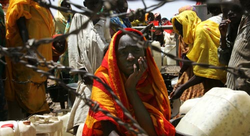 لاجئة سودانية تنتظر دورها للحصول على المياه في دارفور (ماركو لونغاري - أ ف ب)