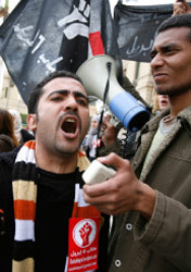 طالب مصري خلال إحتجاج في جامعة القاهرة في شباط الماضي (رويترز)
