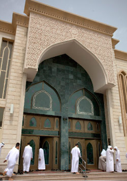 مصلّون شيعة خارج مسجد في مدينة القطيف (أرشيف ــ أ ب)
