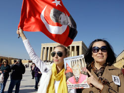 تركيتان خلال تظاهرة ضدّ اعتقال متهمين بالإنتماء إلى «إرغينيكون» (برهان أوزبيليشي ـــ أ ب)