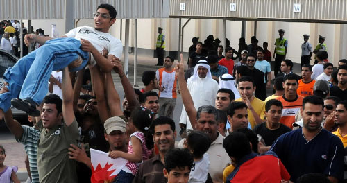 بحرانيون شيعة يحتفلون بإطلاق ذويهم من السجن بعد عفوٍ ملكي الشهر الماضي (آدم جان - أ ف ب)