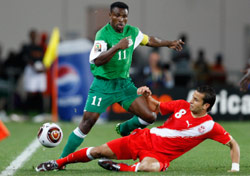 التونسي خالد القربي يقطع الكرة من الزامبي كاتونغو (أ ب ـ ريبيكا بلاكويل)