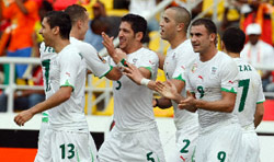 فرحة لاعبي الجزائر بهدف زميلهم حليش (مايك هوتشنغز ــ رويترز)