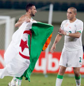بلحاج وبوقرة يحتفلان ببلوغ الجزائر نصف النهائي (أ ب)
