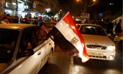 مسيرة سيارة في مدينة غزة الفلسطينية احتفالاً بتتويج مصر باللقب القاري (حاتم موسى ــ أ ب)