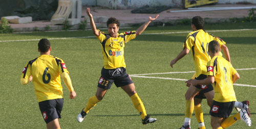 فرحة لاعب الصفاء صالح سدير (في الوسط) بهدفه الأول في البطولة (بلال جاويش)