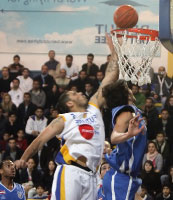 صراع بين لاعب الرياضي حسين توبة ولاعب المتحد باسل بوجي (مروان بو حيدر)