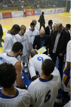 فريق الرياضي مع مدربه فؤاد أبو شقرا (مروان بو حيدر)