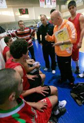 لاعبو منتخب لبنان للناشئين مع المدرب سركيس خلال التمرين (هيثم الموسوي)