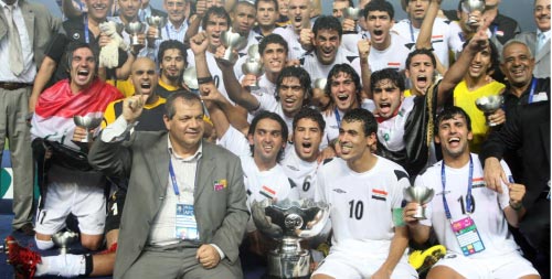 لاعبو منتخب العراق مع كأس آسيا 2007 (أرشيف - عدنان الحاج علي)