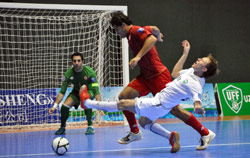 محمود عيتاني يقطع الكرة من امام أرتور يونوسوف تحت انظار الحارس ربيع الكاخي