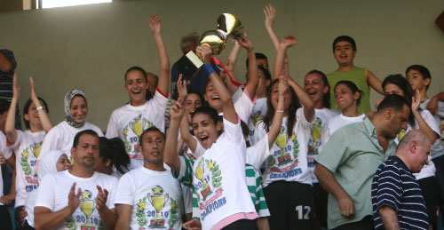 كأس البطولة بين أيادي سيدات الصداقة (مروان بوحيدر)