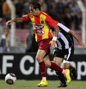التونسي غانم في مباراة الترجي وسطيف (لطفي لاربي ـ رويترز)