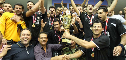لاعبو السد يحتفلون باللقب مع عاشور وسليمان (عدنان الحاج علي)