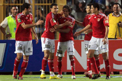 فرحة لاعبي الأهلي بهدف طلعت الأول (عمرو دلش ـ رويترز)
