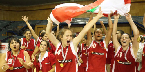 لاعبات منتخب لبنان لكرة السلّة يحتفلن بالميدالية الذهبية (عدنان الحاج علي)