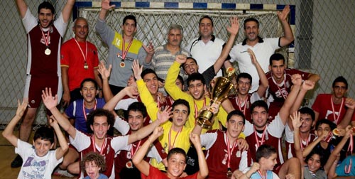 لاعبو السد مع الجهاز الفني ورئيس النادي تميم سليمان يحتفلون بالكأس (عدنان الحاج علي)