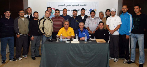 المدربون مع المحاضرين في افتتاح الدورة أمس (عدنان الحاج علي) 