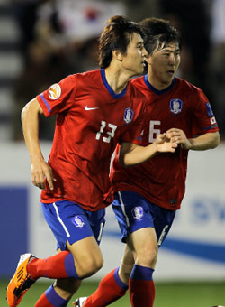 الكوري تشيول محتفلاً بإصابته الخامسة في البطولة مع زميله راي (ك. جعفر ــ أ ف ب)