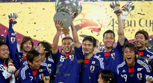 منتخب اليابان مع كأس آسيا (كريم جعفر - أ ف ب) 
